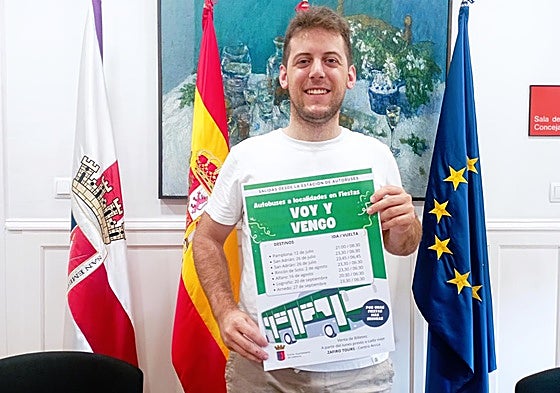 El concejal de Juventud, Iván Jiménez, con un cartel del servicio de autobús 'Voy y vengo' a las fiestas de verano.