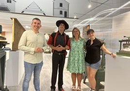 Concejal de Hacienda y Turismo y la alcaldesa, con los dos autores de Sapo Producciones que participarán.
