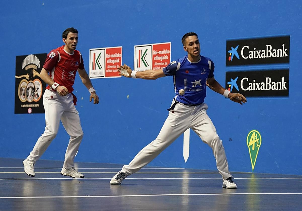 Zabala gopea la pelota ante Altuna, en su partido en Munguia.