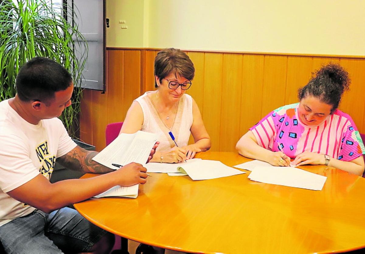 Preciado y Malumbres firmaron el convenio ante el edil de Comercio.