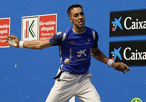 Javi Zabala espera la llegada de la pelota.