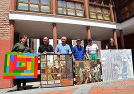 Mapi Gutiérrez, Carlos López, Javier Garrido, Antonio López, Reyes Zapata y Silvia Lindner, con el cuadro ganador (el segundo por la izquierda) y las pinturas de las medallas de honor.