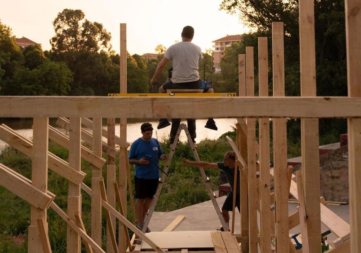 Un momento de la construcción en el Ebro.