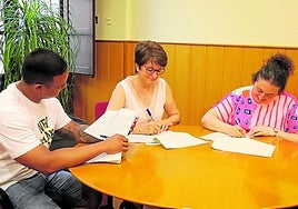 Preciado y Malumbres firmaron el convenio ante el edil de Comercio.