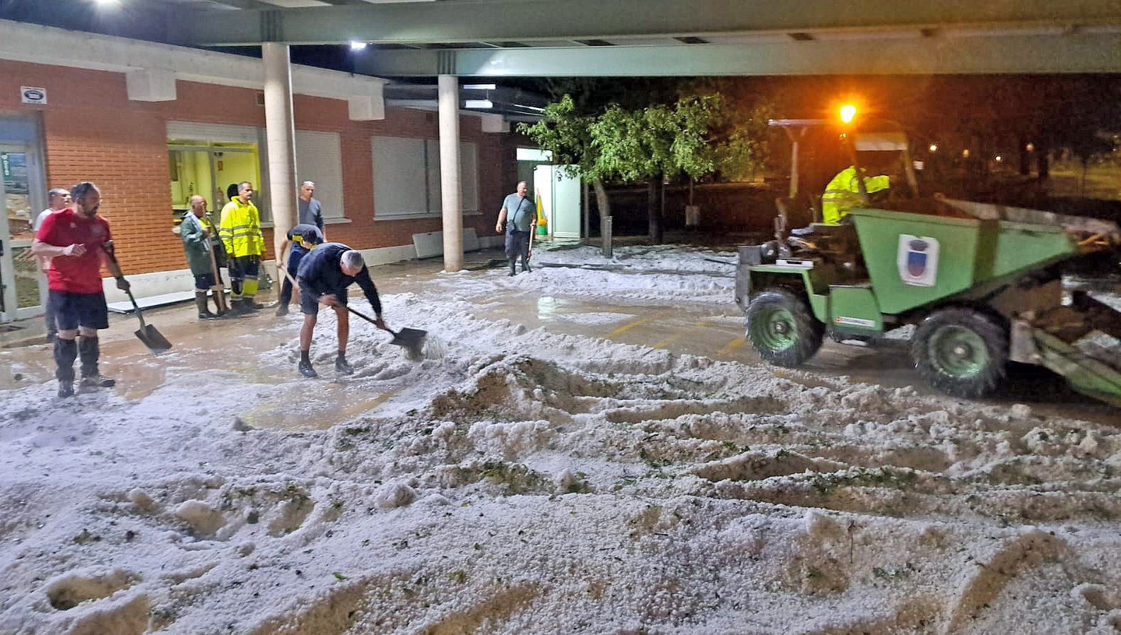 Sí, todo eso es granizo. Pero debe ser normal. Sigan, sigan