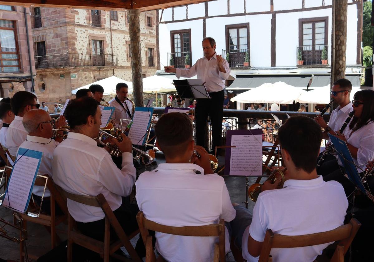Actuación de la banda municipal Santa Cecilia de Ezcaray en el quiosco de la Música.