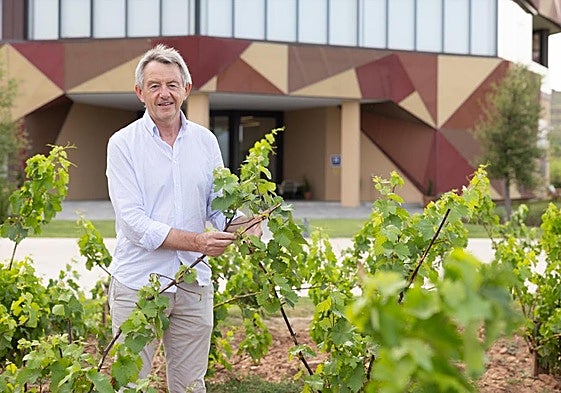 Carlos Bujanda, en el exterior de hotel FyA y en la parcela de cuatro hectáreas arrasada por la tormenta el pasado 11 de junio.