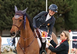 La riojana Carmen Barinaga recibe el trofeo tras imponerse en la prueba individual representando a España con la selección.