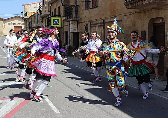 Pasacalles del grupo de danzas de San Asensio.