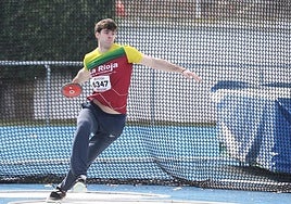 Marcos Moreno, lanzando disco en el Adarraga.