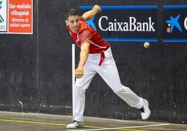 Darío espera la pelota para golpear con su derecha.