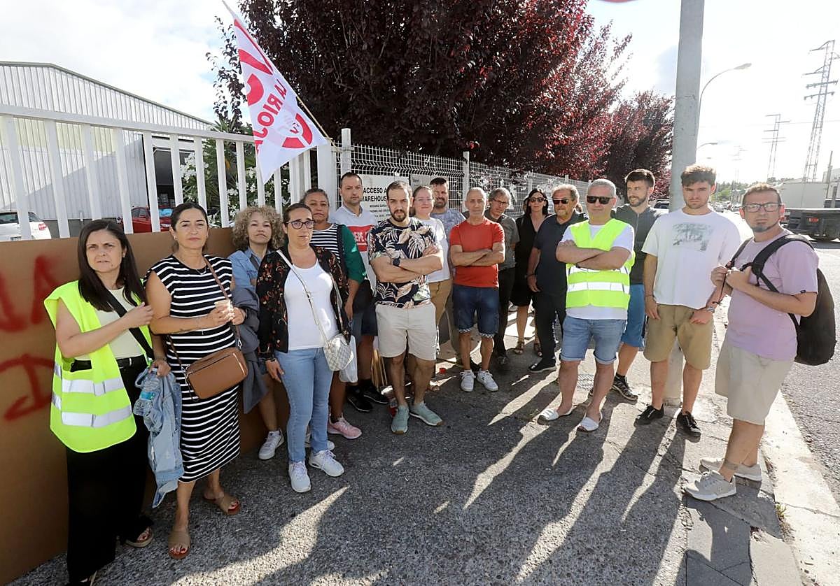Trabajadores de CMP Automotive Sealing y miembros del comité se han concentrado este lunes a las puertas de la planta, en el polígono Cantabria, para iniciar la huelga.