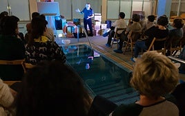 Una función dentro de una piscina en una edición anterior de Escenario Insólito.