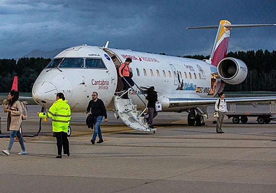 Pasajeros bajan del avión en la pista de aterrizaje del aeropuerto de Agoncillo.