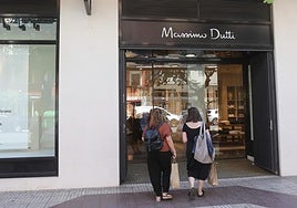 Dos mujeres acceden a Massimo Dutti, este martes.