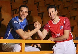 Zabala y Darío echan un pulso entre risas.