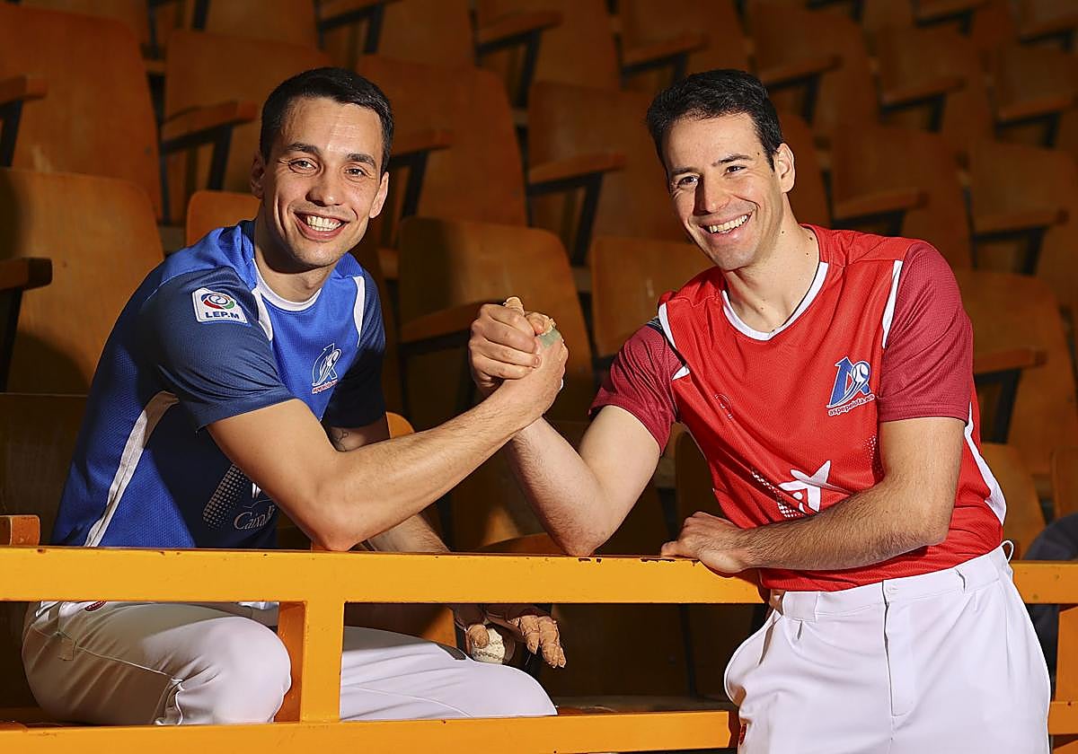 Zabala y Darío echan un pulso entre risas.