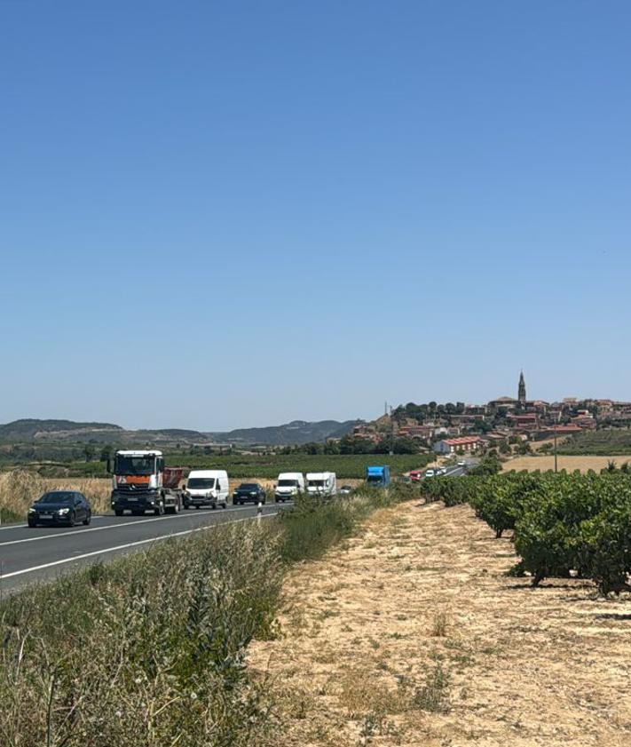 Imagen secundaria 2 - Una colisión frontal en la N-232 entre Briones y Gimileo deja dos heridos
