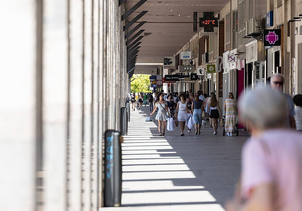 Gente paseando por la Gran Vía de Logroño