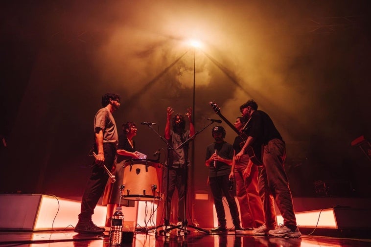 Mikel Izal, con su banda, en una imagen promocional.