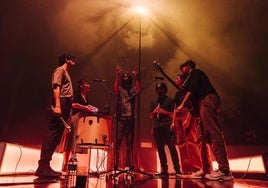 Mikel Izal, con su banda, en una imagen promocional.
