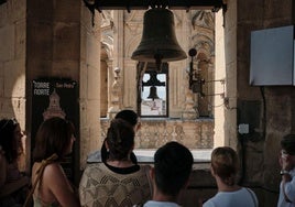 El párroco explica el campanario de la concatedral.