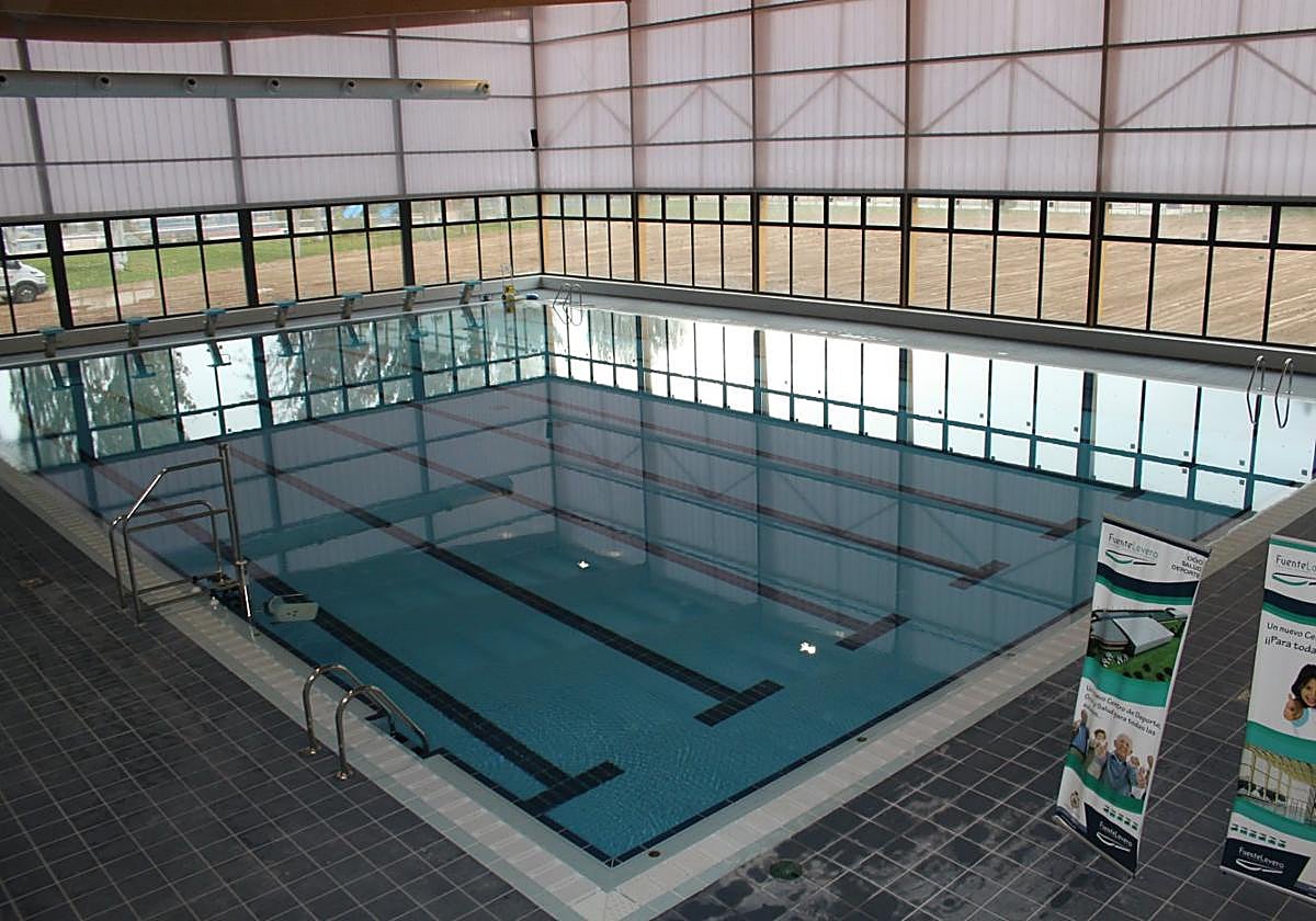 Imagen de la piscina cubierta climatizada del complejo.