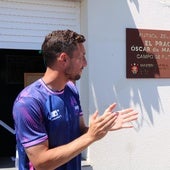 El futbolista Óscar de Marcos junto a la placa del campo de Laguardia.