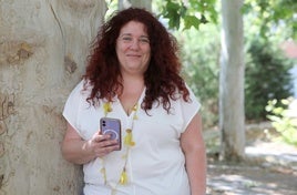 Noelia Barbed, pedagoga y doctora de la Universidad de La Rioja, en los jardines del Edificio Vives.