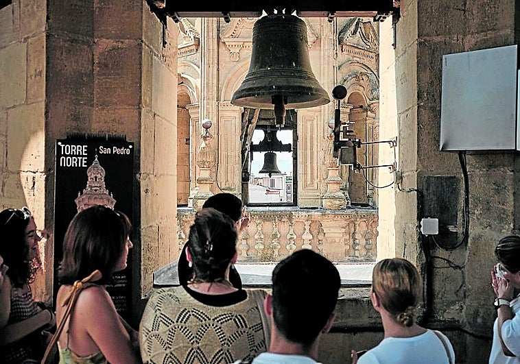 El párroco explica el campanario de la concatedral.