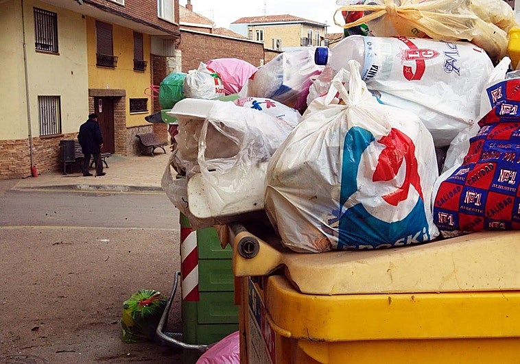 Basura acumulada en los contenedores verde y amarillo.