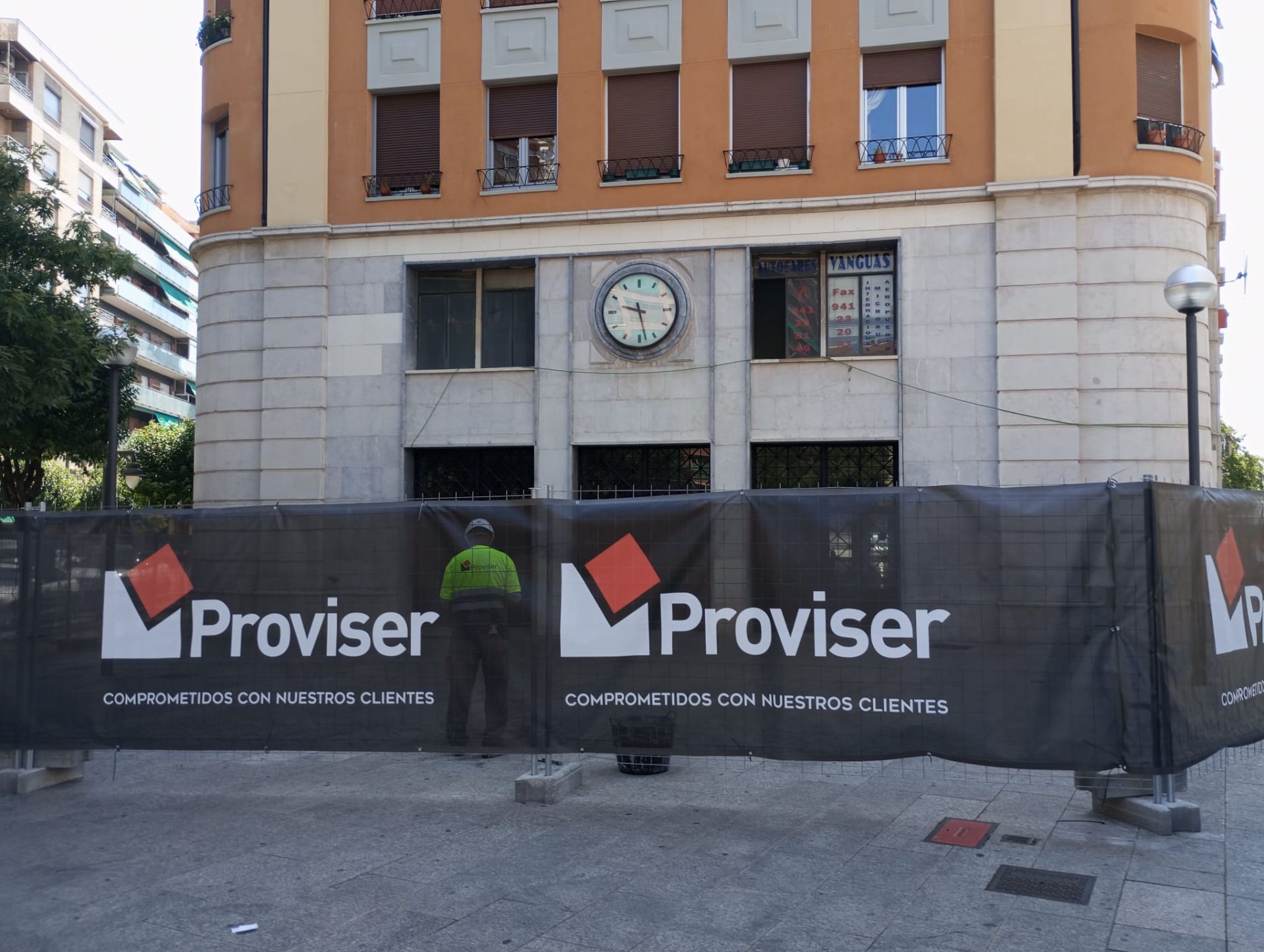 Vallado de la fachada principal.