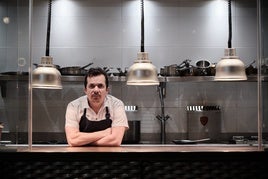 Joaquín Aragón, en las cocinas de La Quisquillosa, su restaurante ubicado en la calle Juan Lobo.