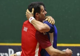 Saludo entre los dos pelotaris riojanos Darío Gómez y Javier Zabala.