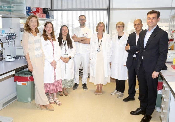 El equipo de la unidad de neurobiología del Cibir posa junto a la consejera de Salud y Políticas Sociales, María Martín, el director de Investigación del Cibir, Eduardo Mirpuri, y el gerente de la Fundación Rioja Salud, Juan Carlos Oliva