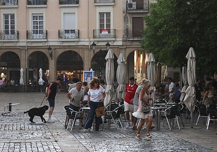 Quienes estaban en la plaza del Mercado han tenido que resguardarse del viento y la lluvia.