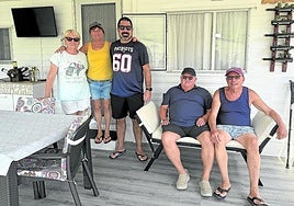 Lali y Marcial en los costados posan junto a sus amigos de Rentería y la hermana de la primera en el porche de su bungalow en Navarrete.