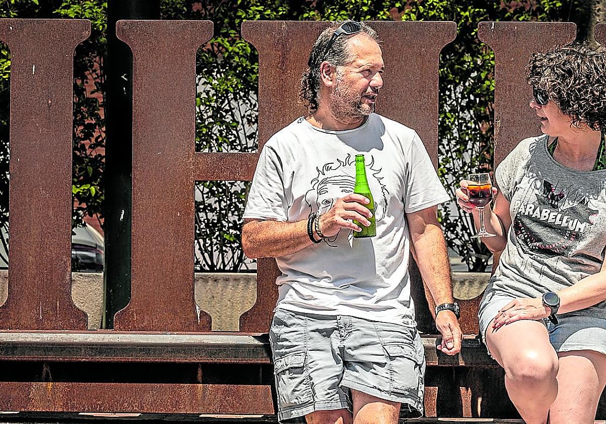 Una paraja de turistas disfrutan en Cihuri.