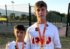 Oier Sánchez y Travis Asenjo, con sus respectivos metales de oro.