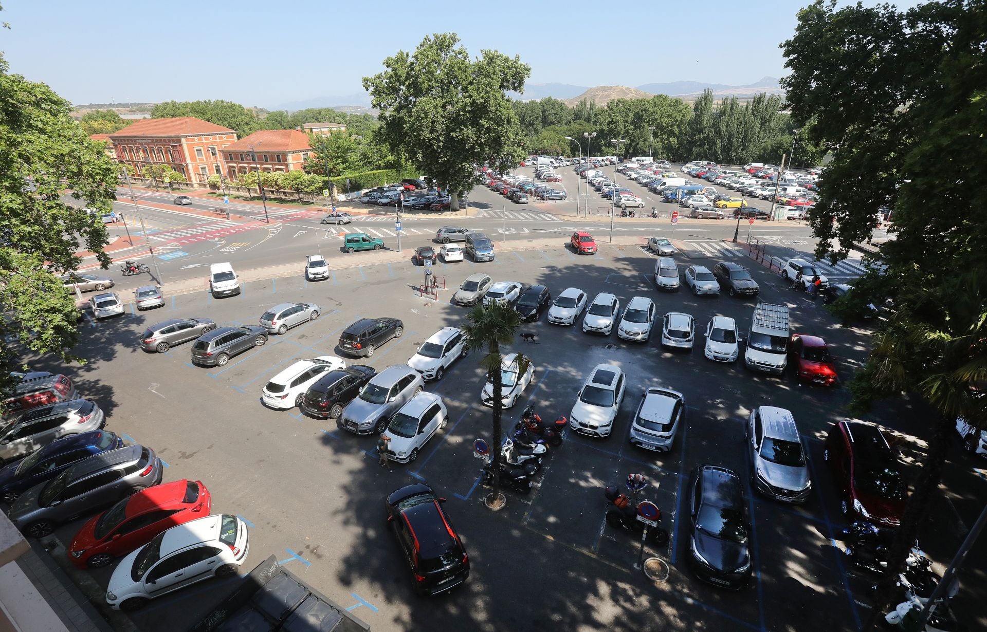 Estacionamiento actualmente regulado en Juanita Madroñero, al oeste del Revellín.