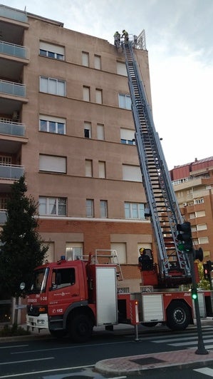 Los bomberos sanean la fachada de Vara de Rey, 74.