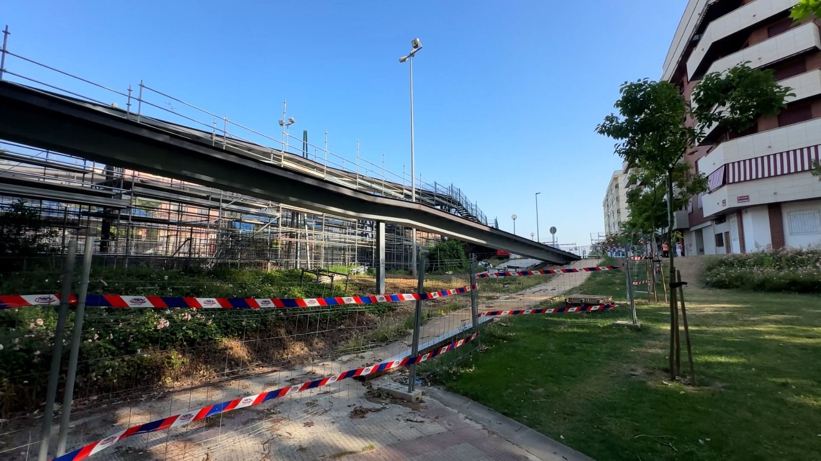 Estado actual, en plenas obras de rehabilitación, de la pasarela en cuestión.