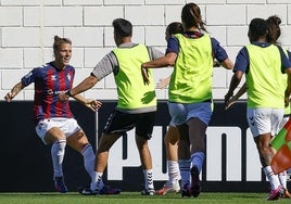 Annelie Leitner celebra un gol con el Eibar.