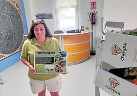 Laura Ateca, técnico de turismo del Ayuntamiento de Cervera en la nueva oficina.
