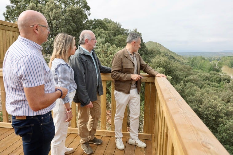 El alcalde Conrado Escobar y su equipo en el mirador de El Cortijo.