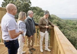 El alcalde Conrado Escobar y su equipo en el mirador de El Cortijo.