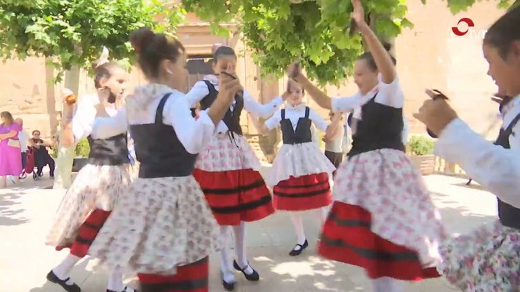 En el Día Grande en honor a San Cristóbal en Entrena no podían faltar los bailes regionales