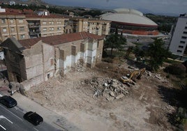 Solar resultante tras el derribo del convento junto a la iglesia, con la fuente que se mantendrá.