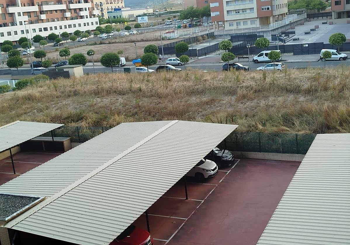 Una parcela sin desbrozar en la calle Fuenmayor, hoy en La Guindilla.