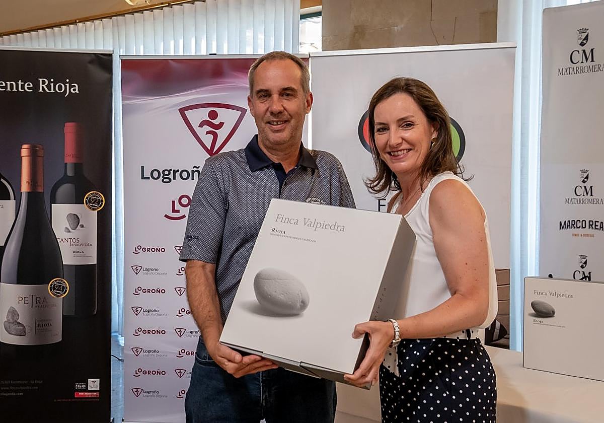 El vencedor de la categoría Scratch recogiendo su estuche de Finca Valpiedra.